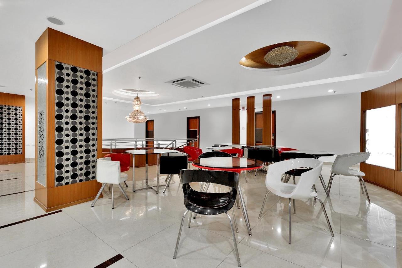 Отель Capital O Rudra Grand Near Kondapur X Road Экстерьер фото
