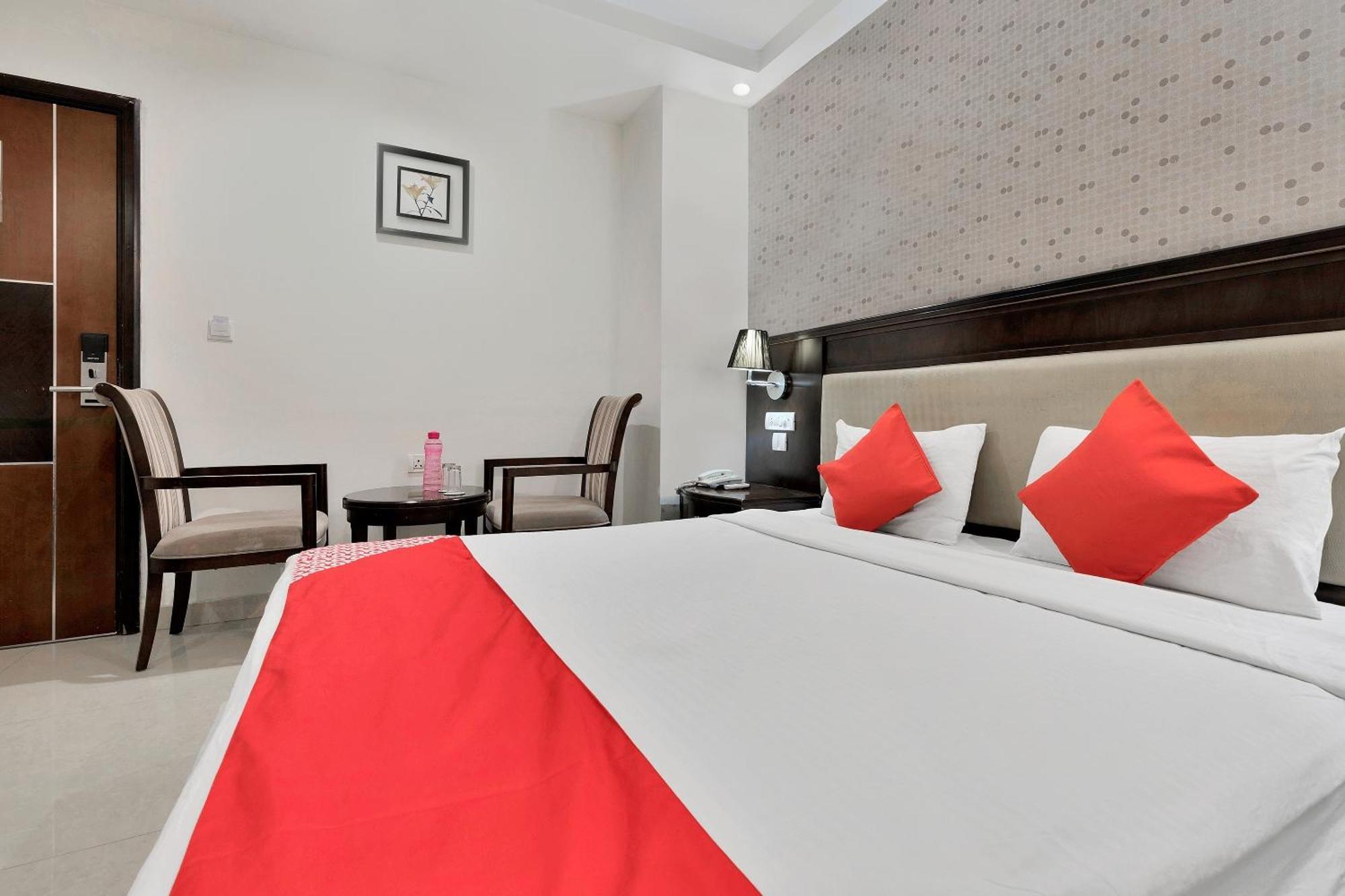 Отель Capital O Rudra Grand Near Kondapur X Road Экстерьер фото